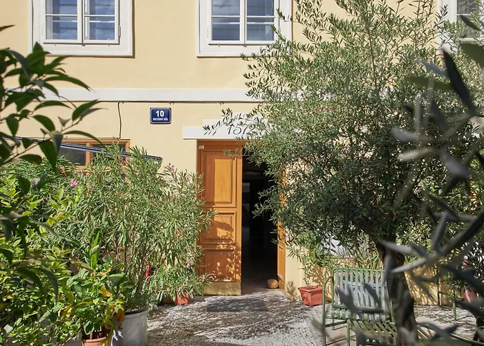 Charles Bridge Apart Otel 4*